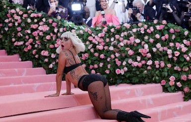 Леди Гага сменила четыре эпатажных образа на Met Gala 