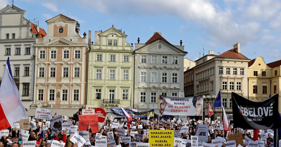 В Чехии против премьер-министра митинговали тысячи людей