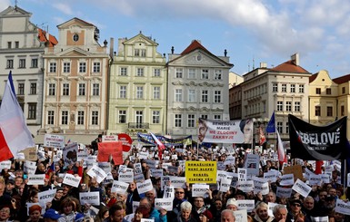 В Чехии против премьер-министра митинговали тысячи людей