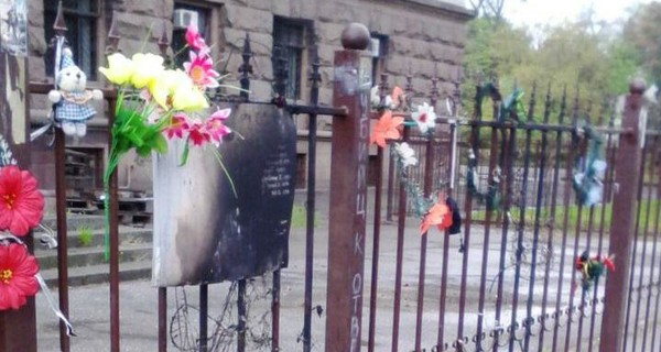 В Одессе около Дома профсоюзов подожгли цветы и памятные таблички
