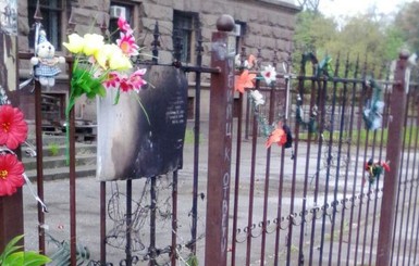 В Одессе около Дома профсоюзов подожгли цветы и памятные таблички