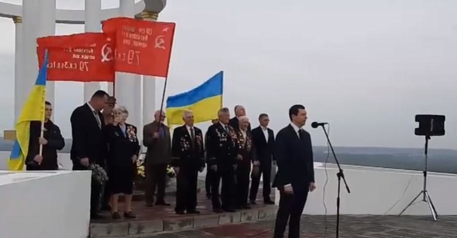 Народный депутат Дунаев выступил перед ветеранами с запрещенной символикой