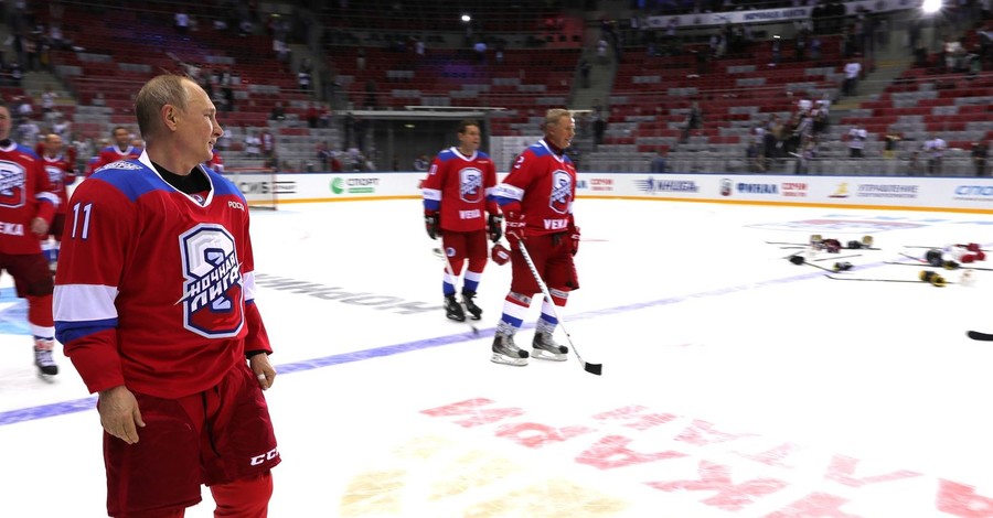 Путин упал на льду после хоккейного матча