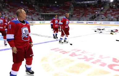 Путин упал на льду после хоккейного матча