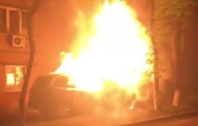 В Киеве сожгли машину известного журналиста и политогога
