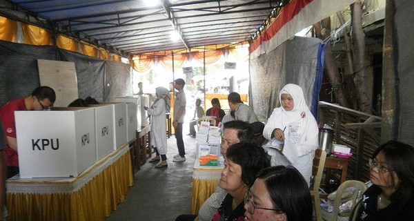 При подсчете голосов в Индонезии умерли уже 496 человек