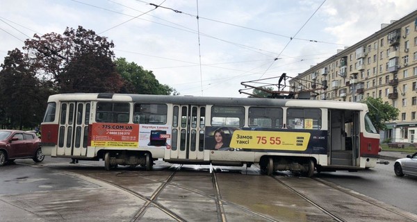 В Харькове трамвай протаранил машину с людьми