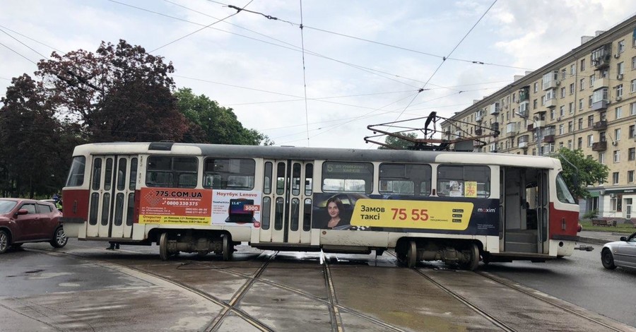 В Харькове трамвай протаранил машину с людьми