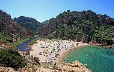 На пляжах Сардинии туристов будут штрафовать за кражу камней и песка