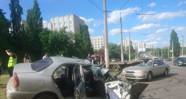 В Харькове эвакуатор протаранил машины: в больнице 4 человека