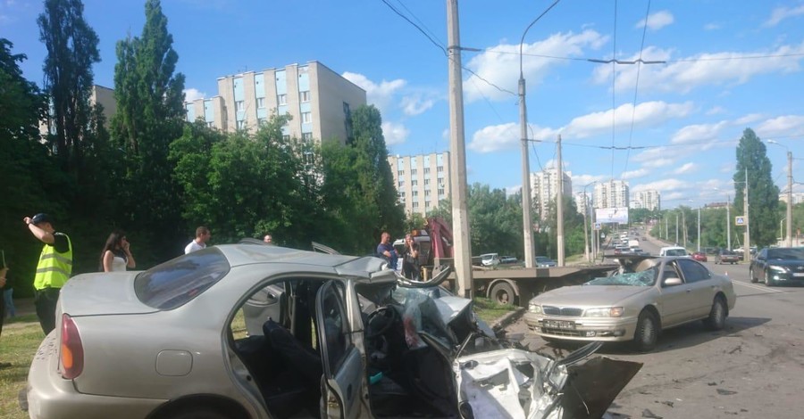 В Харькове эвакуатор протаранил машины: в больнице 4 человека