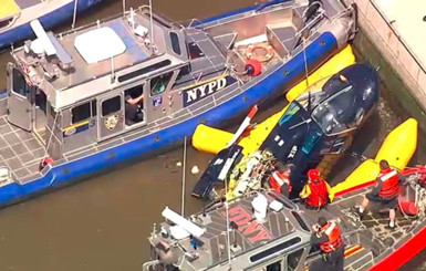 В Нью-Йорке в районе Манхэттена упал вертолет