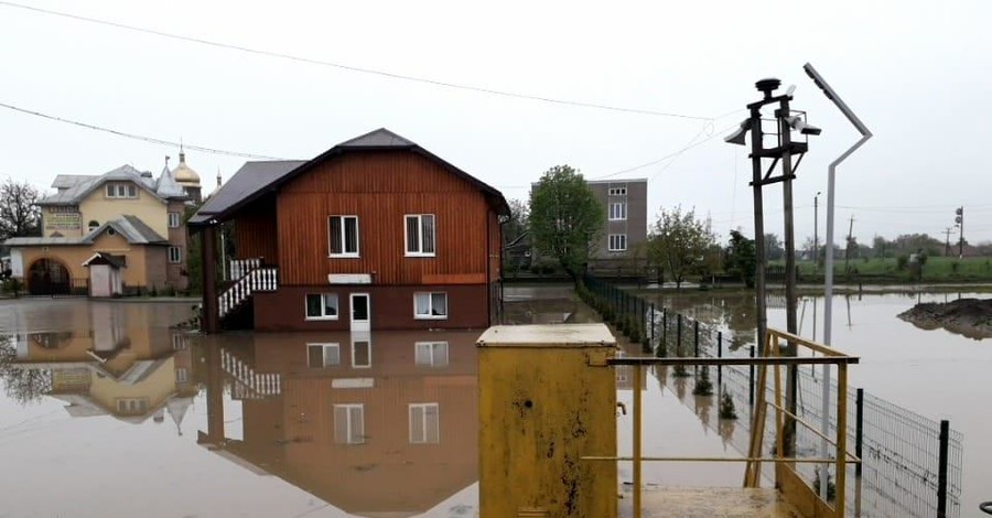 Из-за дождей на Прикарпатье затопило сотни домов