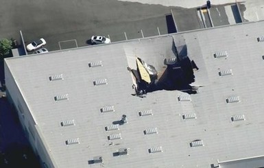 В США истребитель F-16 рухнул на крышу здания