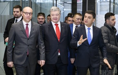 Порошенко, Гройсману и Парубию попытаются запретить выезд из Украины