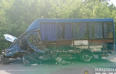 В Винницкой области столкнулись маршрутка и фургон: погиб водитель, 4 людей - в больнице