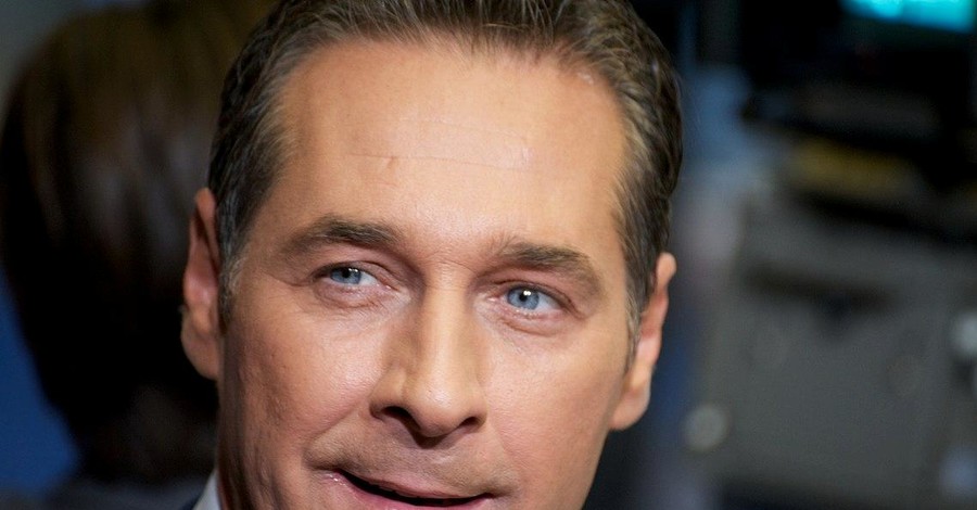 Вице-канцлер Австрии угодил в скандал и подал в отставку