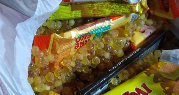 Мужчина пытался вывезти из Украины 15 килограммов янтаря, спрятав его в сладостях