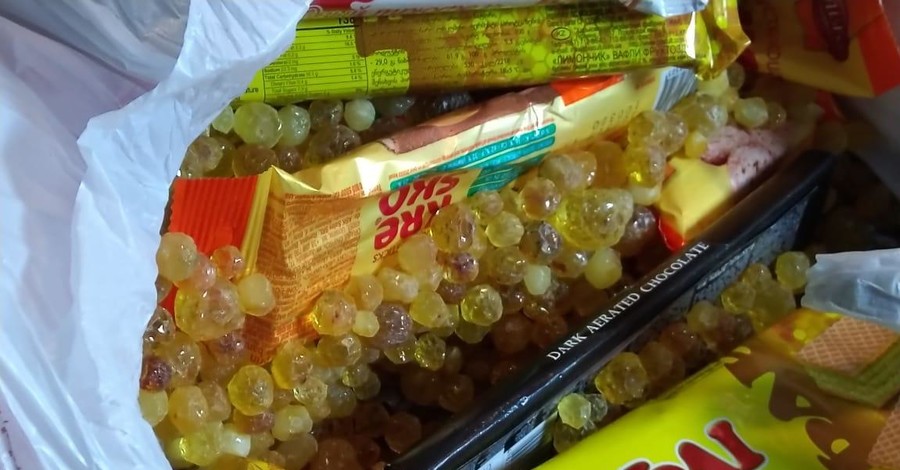 Мужчина пытался вывезти из Украины 15 килограммов янтаря, спрятав его в сладостях