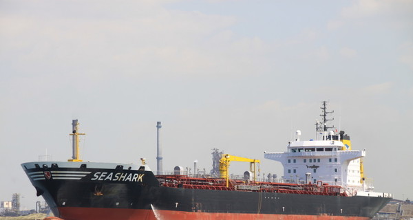 В Египте военный флот задержал танкер с 17 украинцами на борту
