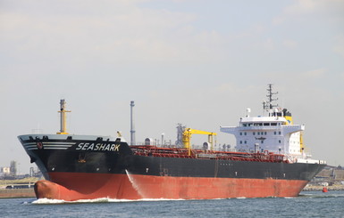 В Египте военный флот задержал танкер с 17 украинцами на борту