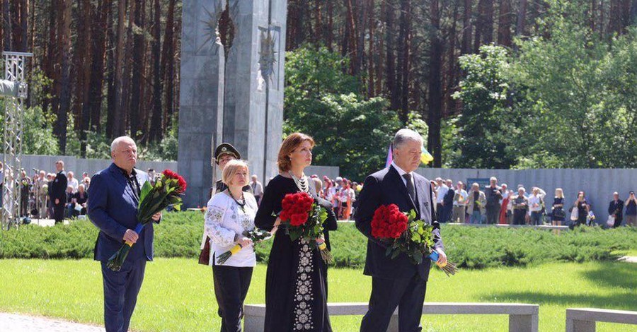 Последним публичным выходом Порошенко как президента стало участие в траурных  мероприятиях