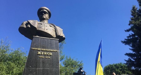 В Харькове на митинге против возвращения проспекту имени Жукова произошел конфликт