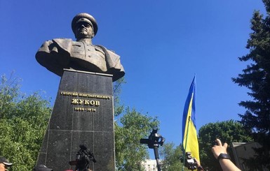 В Харькове на митинге против возвращения проспекту имени Жукова произошел конфликт