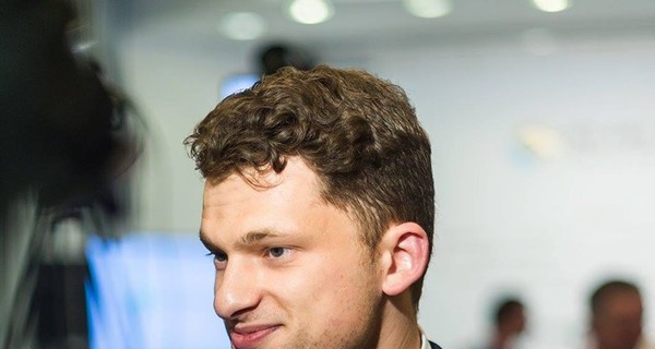 Дубилет предложил выдавать паспорта в аэропорту вместе с шампанским 