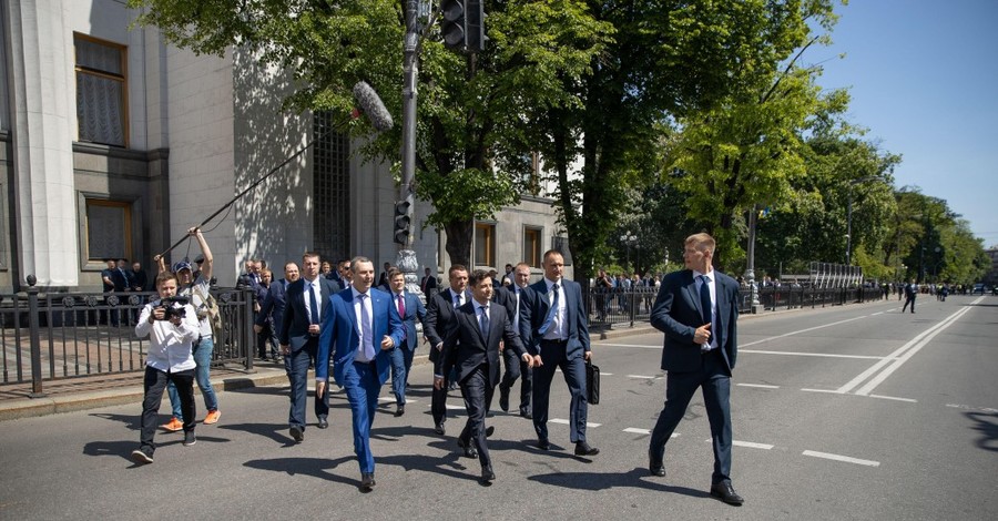 Зеленский проходил пешком в должности президента один день