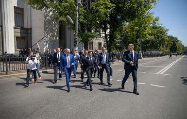 Зеленский проходил пешком в должности президента один день
