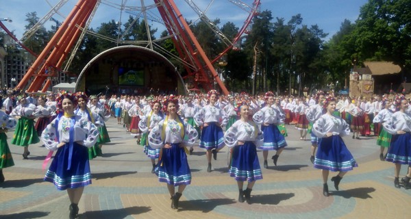 В Харькове 400 танцоров исполнили гопак и установили рекорд