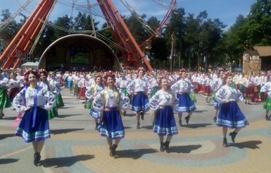 В Харькове 400 танцоров исполнили гопак и установили рекорд