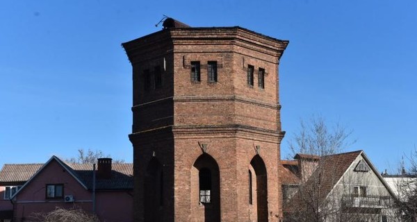 Запорожцы отстояли столетнюю башню, отданную под снос