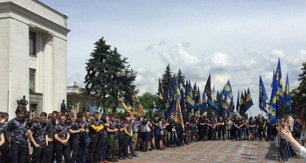 Под зданием Верховной Рады собрался Нацкорпус