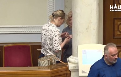 Геращенко в Раде примерила браслет, а потом пожаловалась на сексизм команды Зеленского
