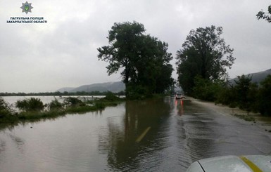 Из-за паводка на Закарпатье затопило две дороги