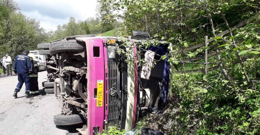 На Закарпатье перевернулся автобус: один пассажир погиб, двое - в больнице