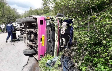 На Закарпатье перевернулся автобус: один пассажир погиб, двое - в больнице