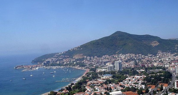На курорте Черногории хотят штрафовать за променад в купальниках и плавках