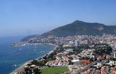 На курорте Черногории хотят штрафовать за променад в купальниках и плавках