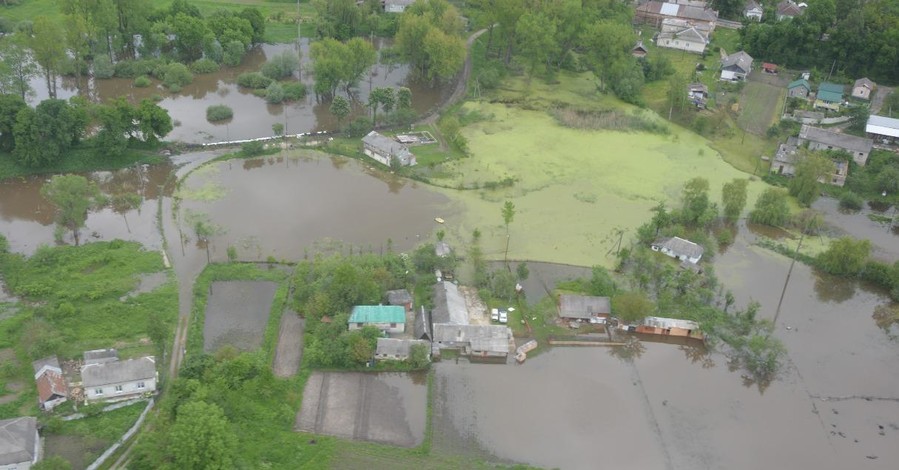 На Закарпатье повреждены 15 мостовых переходов, затоплены сотни дворов
