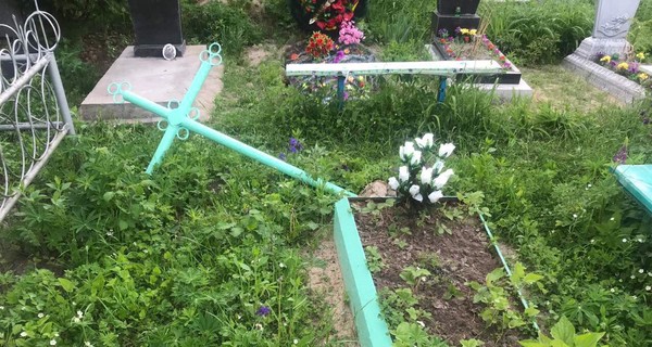 14-летний вандал разгромил на Винничине 60 могил от обиды на одноклассников