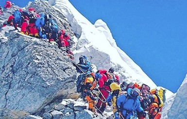 На Эвересте из-за огромной очереди за неделю погибли 10 альпинистов