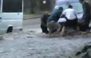 Николаев затопило: люди 