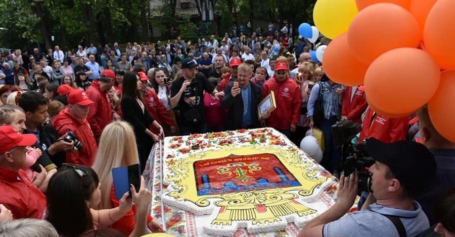 В Коростене испекли самый большой в Украине пряник