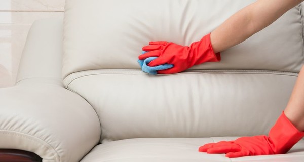Как почистить диван без усилий