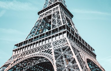 С ветерком над Парижем: 260 счастливчиков прокатятся с Эйфелевой башни на канате