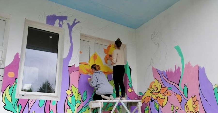 Рожать надо красиво: в Павлограде беременная художница разрисовала роддом