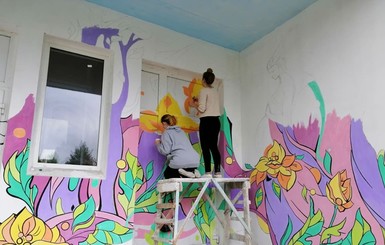 Рожать надо красиво: в Павлограде беременная художница разрисовала роддом